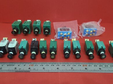 Lotto di fusibili automatici (circuit breaker ), di varie capacità e interruttori, usati, funzionant